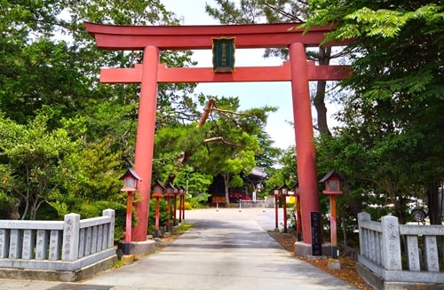 南側にある鳥居正面の風景