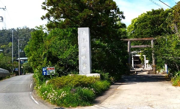 社号標からの二の鳥居風景