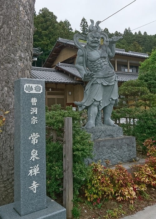 常泉寺右側の仁王像