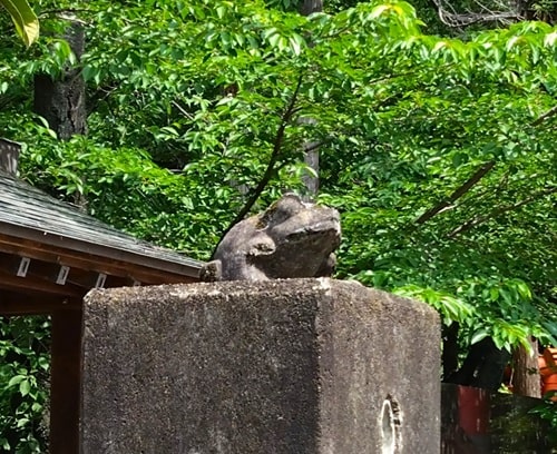 狛蛙?の石像
