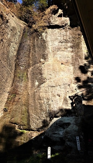 断崖から流れおちる聖浄の滝の風景