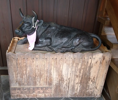 法長寺（牛伏堂）に寄贈された黒い牛の像