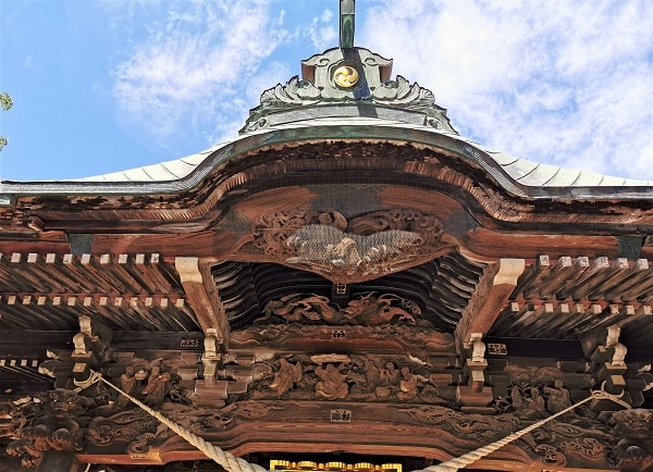 拝殿の見事な彫刻の風景