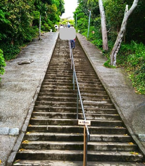 長い石段の風景