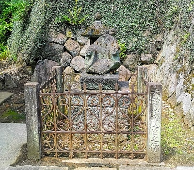 木曽遺臣の像