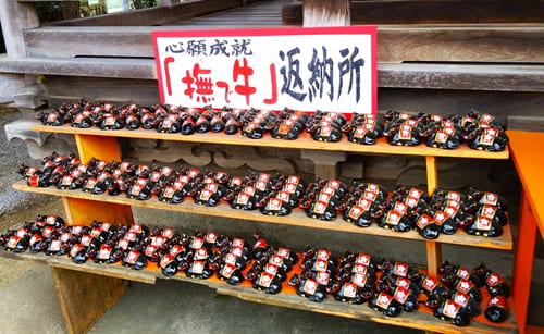 小さな撫で牛が並んでいる様子