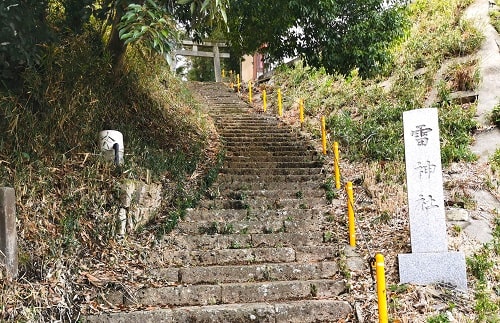 雷電社への階段と鳥居の風景
