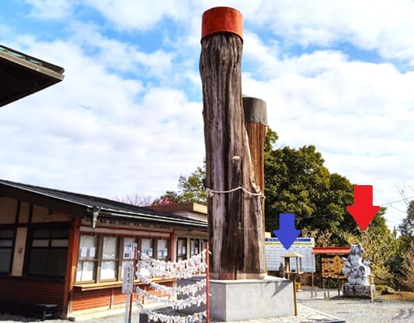 御神木と石像が並ぶ風景