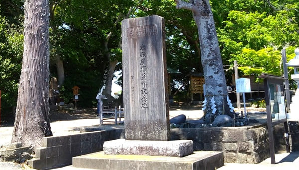 御神木と力石がある風景