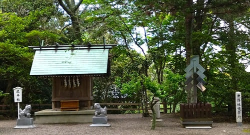 琴平社と遙拝所が並ぶ風景