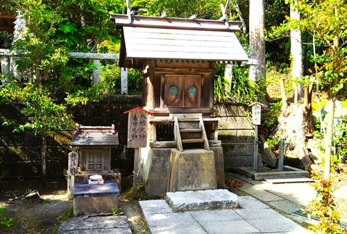 境内社と御神水摂り場がある風景