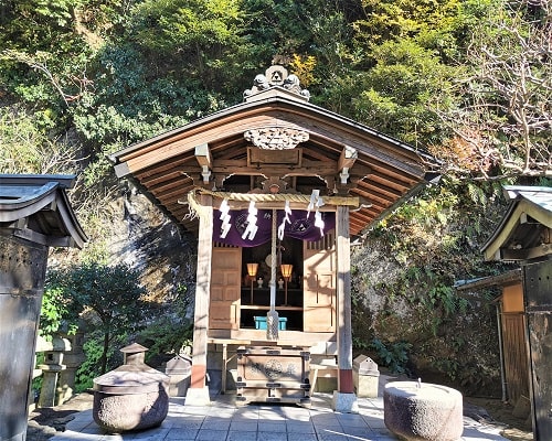 七福神社の社殿（拝殿）の風景