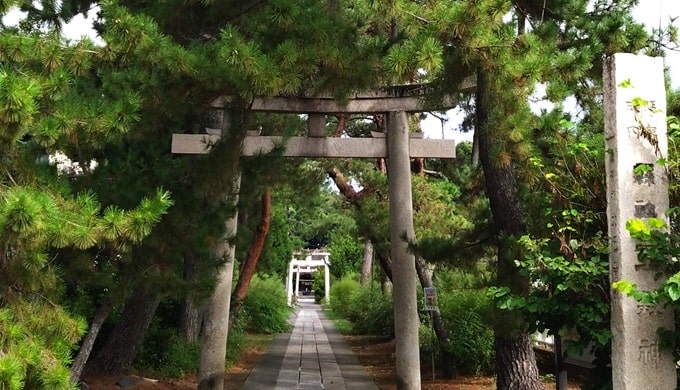 正面入り口からの参道