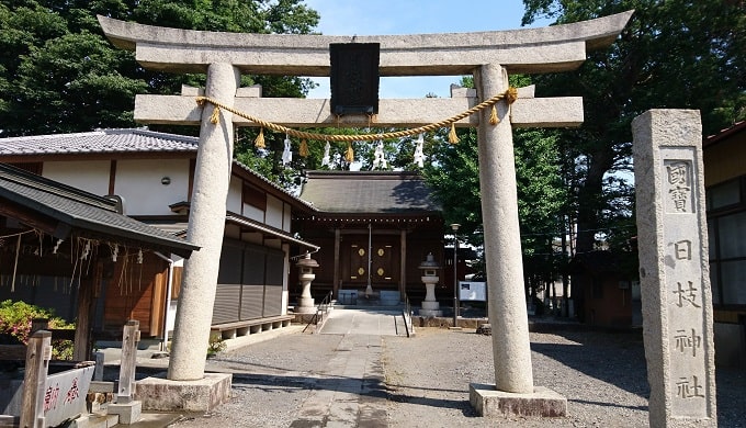 川越日枝神社の鳥居と拝殿の風景