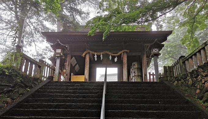 社殿に向かう参道の階段と門の風景