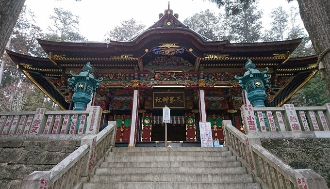 階段の上にそびえる三峯神社拝殿の風景