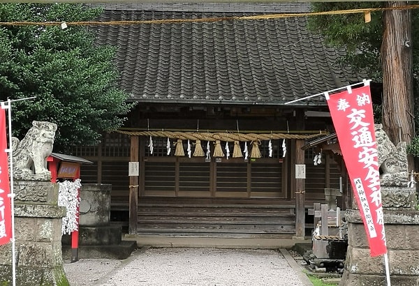 坂戸神社の拝殿の風景