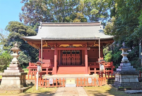 三芳野神社の拝殿正面の風景