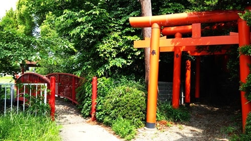 朱塗りの橋がある風景