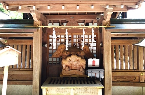 裏神様が祀られている風景