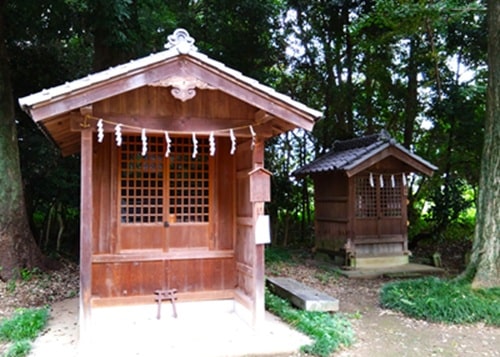 琴平社と神馬舎が並ぶ風景