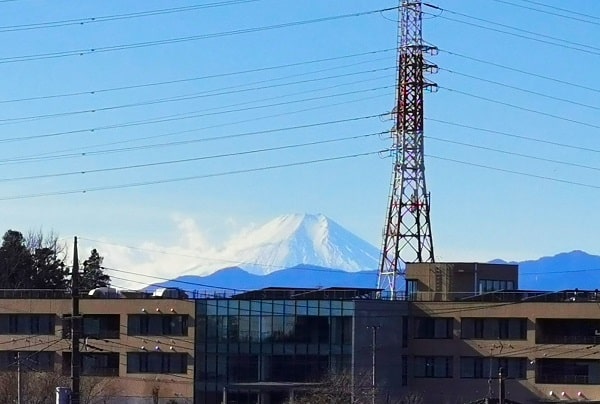 拝殿から見える富士山の風景