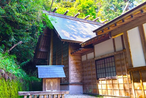 本殿と小さな社の風景