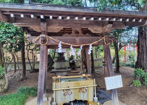 手水舎正面の風景