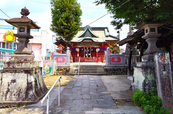 保育園と社殿が並ぶ風景