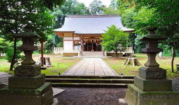 灯籠からの社殿の風景