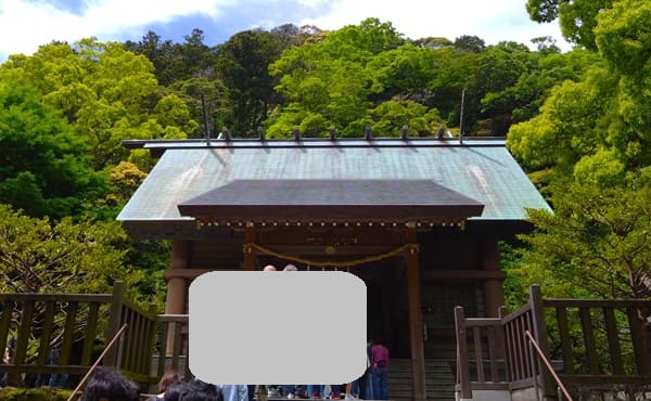 石段の上にある社殿の風景