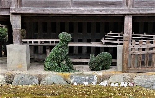 本堂の前にある苔で動物の形をした置物