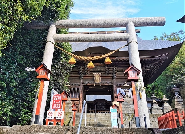 鳥居と神門の風景