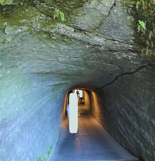 トンネルの参道の風景