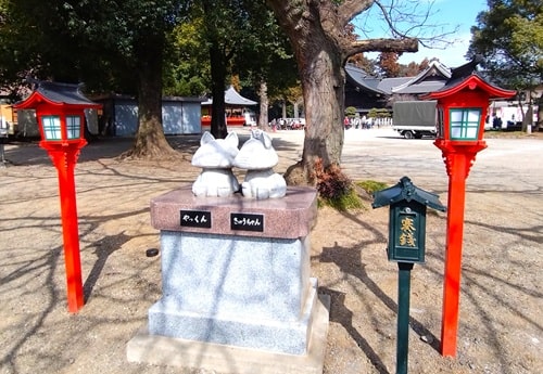 寄り添うキツネ像がある風景