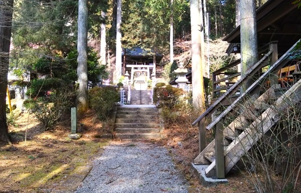 正面に社殿が見える参道の風景