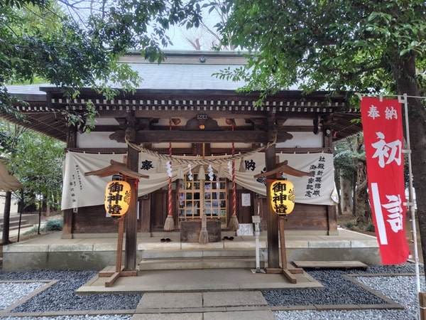 社殿正面の風景