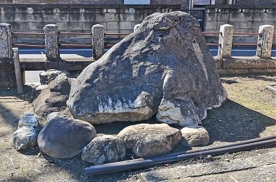 大きな石が置かれている風景