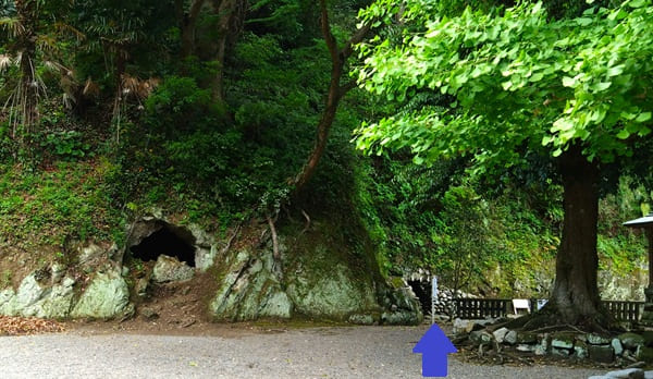 山に穴がある様子
