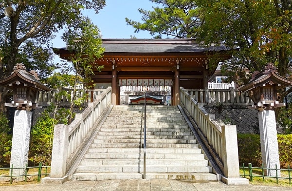 階段下から神門の風景