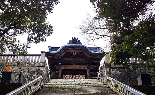 階段上の神門の風景