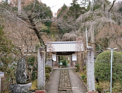 大渕寺の山門正面の風景