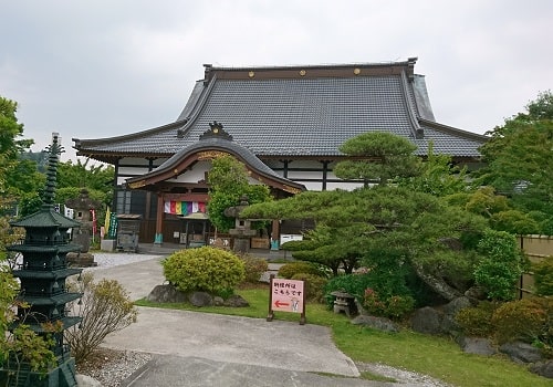 法長寺の大きな本堂の風景
