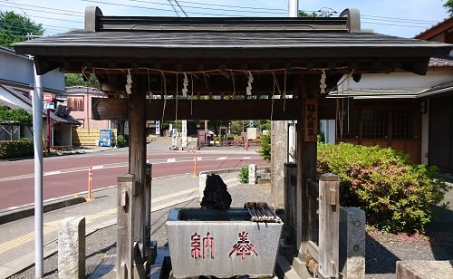 日枝神社の手水舎から喜多院が見える風景
