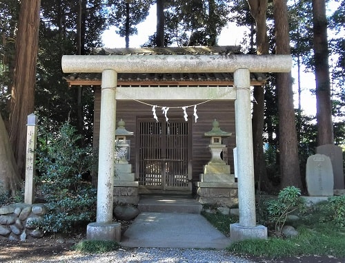 小手先神社鳥居からの正面の風景