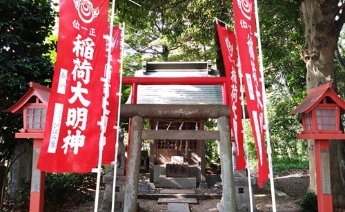 稲荷神社正面の風景
