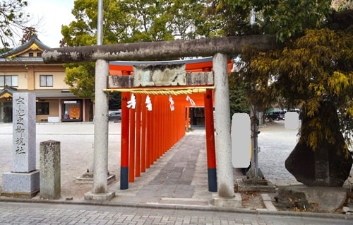 朱塗りの鳥居がずらりと並ぶ風景