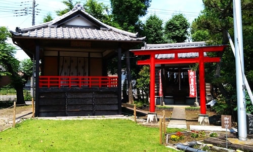 稲荷神社と神楽殿が並ぶ風景