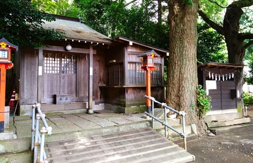 境内社(秋葉神社)の社がある風景