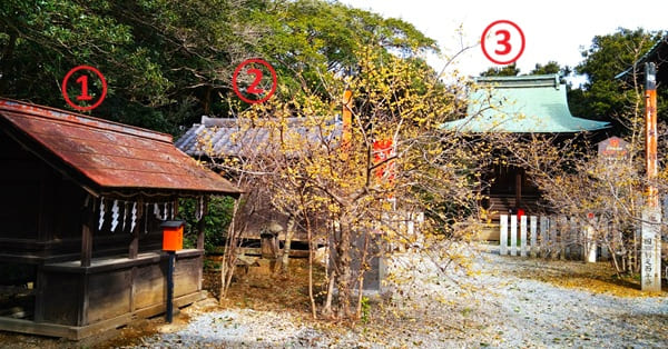 境内社が並ぶ風景